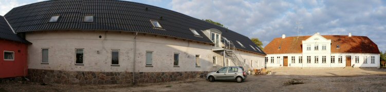Panoramaudsigt over den idylliske Enghøjgård